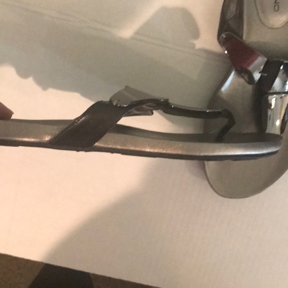 Bandolino Sandals Sulver Thong - Sz 7 - Picture 2 of 6